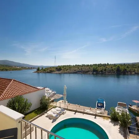 Apartment Pool View With Balcony In Obrovac Obrovac