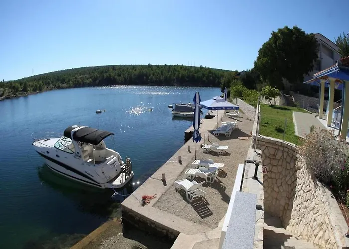 Apartment Pool View With Balcony In Obrovac *