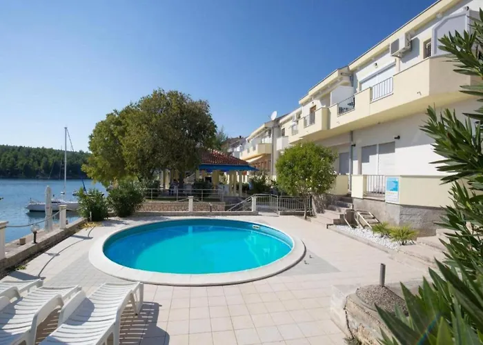 Apartment Pool View With Balcony In Obrovac *